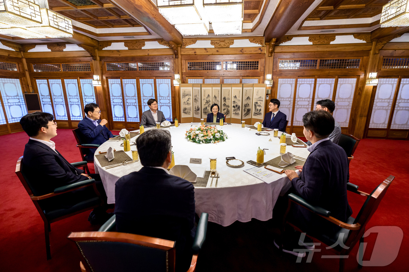(서울=뉴스1) = 한성숙 국무총리가 21일 서울 종로구 국무총리 서울공관에서 규제합리화위원회 기획조정특별분과 오찬 간담회를 하고 있다. (국무총리실 제공. 재판매 및 DB 금지) …