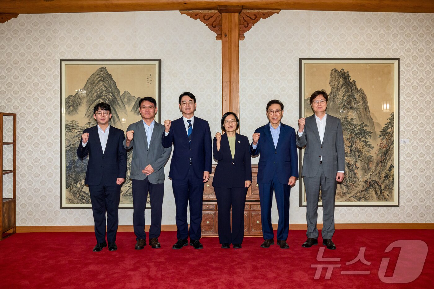 본문 이미지 - 한성숙 국무총리가 21일 서울 종로구 국무총리 서울공관에서 열린 규제합리화위원회 기획조정특별분과 오찬 간담회에 앞서 기념촬영을 하고 있다. (국무총리실 제공. 재판매 및 DB 금지) 2026.8.21 ⓒ 뉴스1