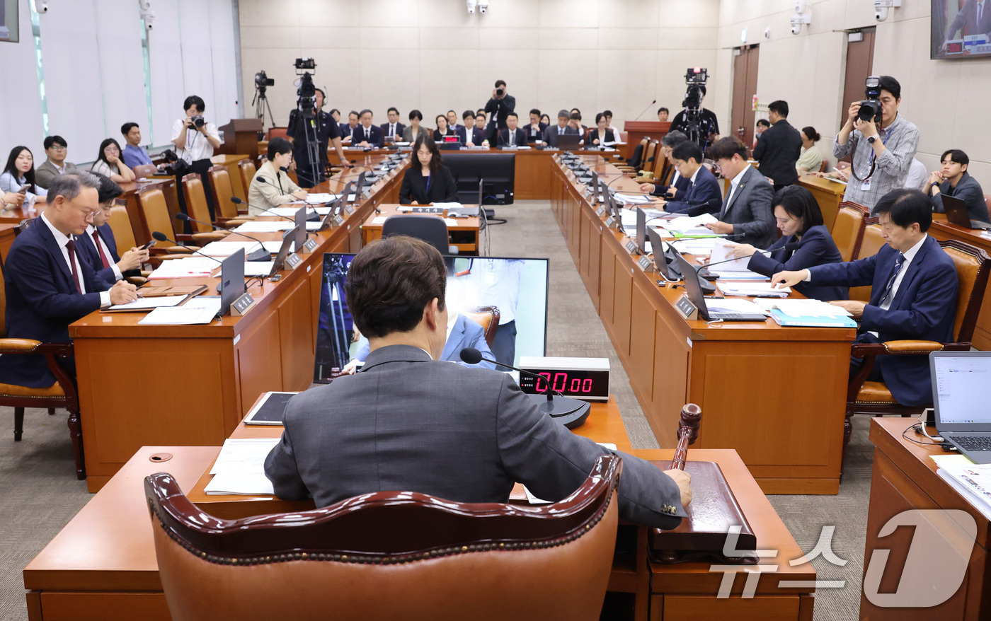 (서울=뉴스1) 신웅수 기자 = 윤영석 위원장이 21일 서울 여의도 국회에서 열린 연금개혁특별위원회 전체회의에서 의사봉을 두드리고 있다. 2026.8.21/뉴스1
