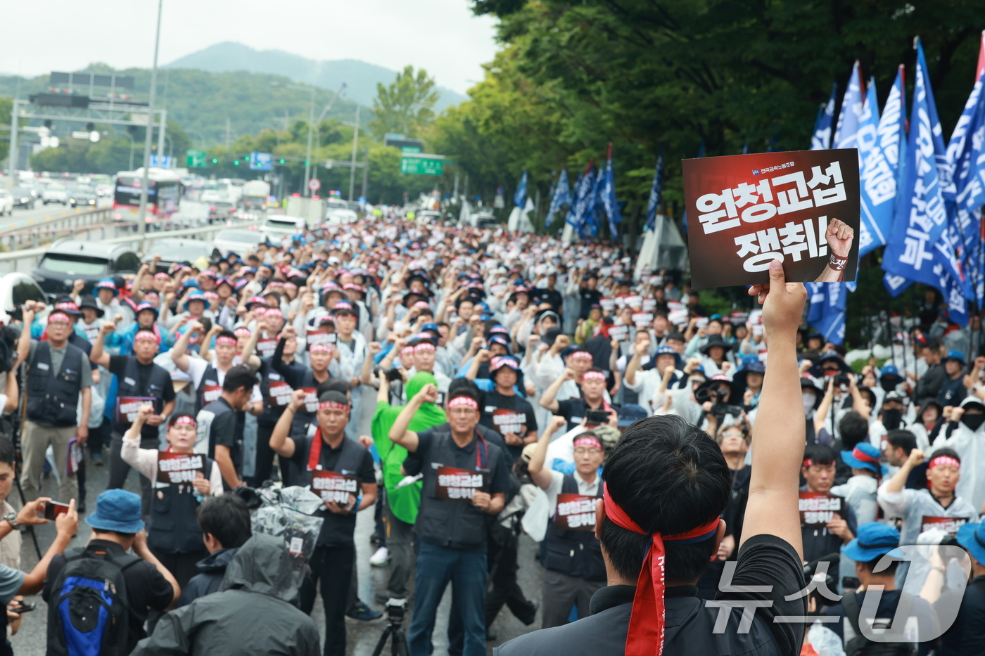 (서울=뉴스1) 이호윤 기자 = 현대자동차 노동조합이 올해 임금협상에서 상여금 50% 인상, 해고자 복직, 정년 연장 등 3대 쟁점 사항을 두고 사측과 이견을 좁히지 못하자 전면 …