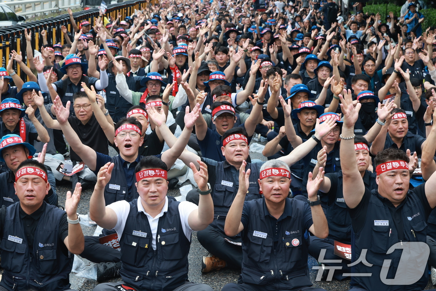 (서울=뉴스1) 이호윤 기자 = 현대자동차 노동조합이 올해 임금협상에서 상여금 50% 인상, 해고자 복직, 정년 연장 등 3대 쟁점 사항을 두고 사측과 이견을 좁히지 못하자 전면 …