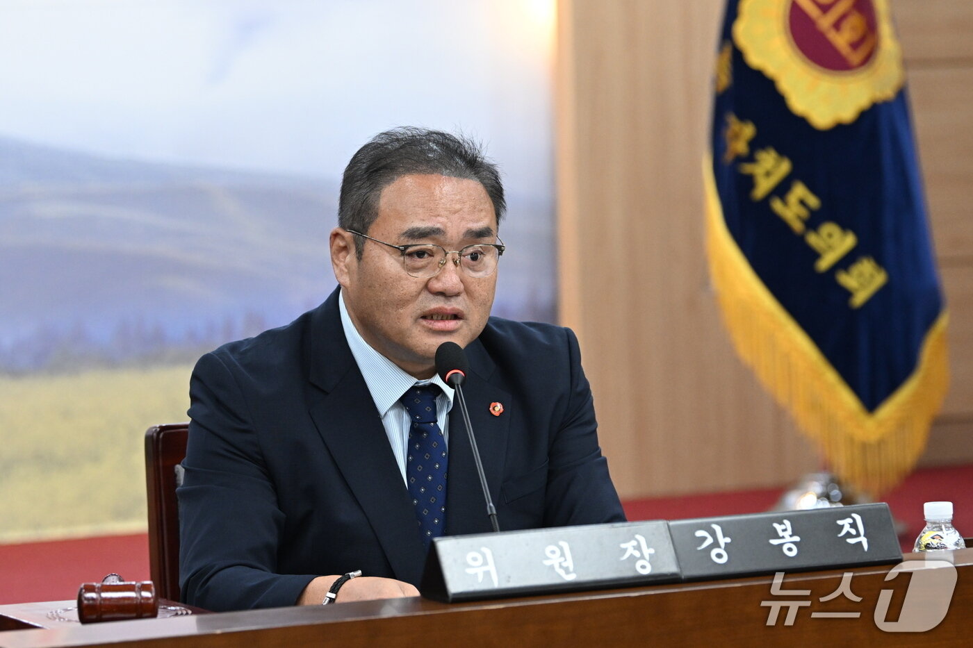 본문 이미지 - 강봉직 제주도의회 행정시장 인사청문위원회 위원장(제주시 애월읍 을·더불어민주당)이 21일 제주도의회 대회의실에서 열린 이상봉 제주시장 후보자 인사청문회에서 질의하고 있다.(제주도의회 제공, 재판매 및 DB 금지)