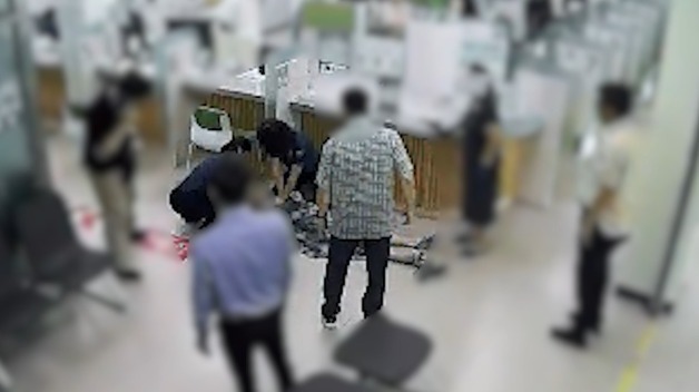 [영상]교통민원 보러 왔다 쓰러진 50대…경찰관 6분 CPR, 다시 웃었다