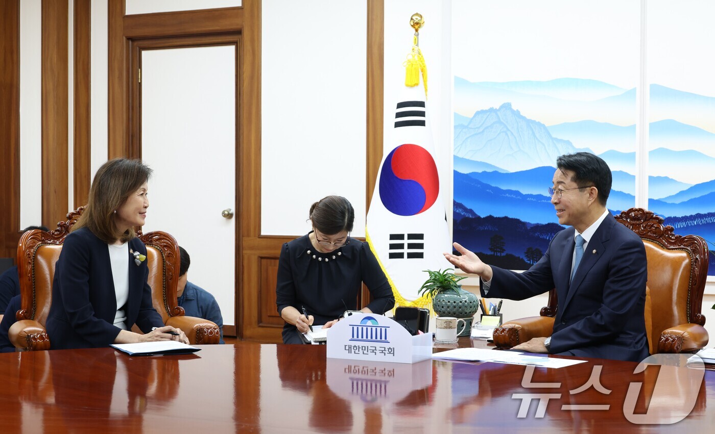 (서울=뉴스1) 국회사진기자단 = 조정식 국회의장이 21일 오후 서울 여의도 국회에서 미셸 스틸 주한미국대사를 접견하고 있다.2026.8.21/뉴스1