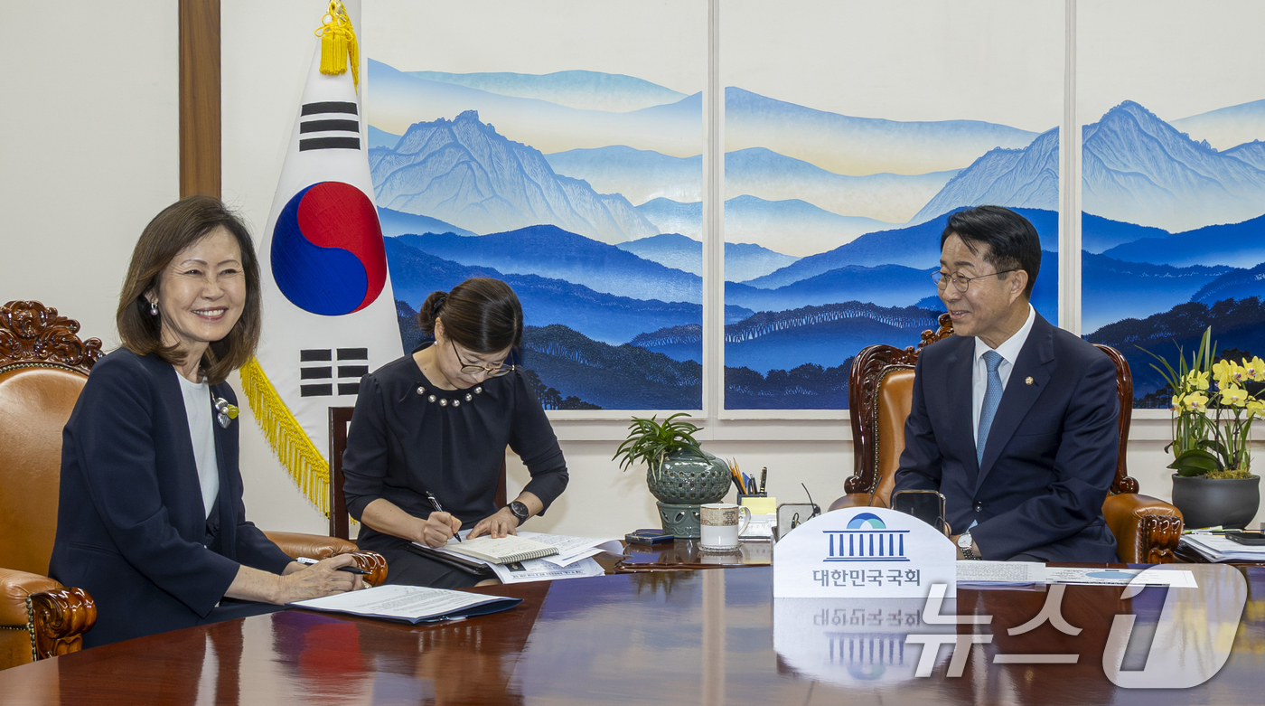 (서울=뉴스1) 국회사진기자단 = 조정식 국회의장이 2026년 8월 21일 오후 국회 의장집무실에서 미셸 스틸 주한미국대사를 접견하고 있다.  2026.8.21/뉴스1
