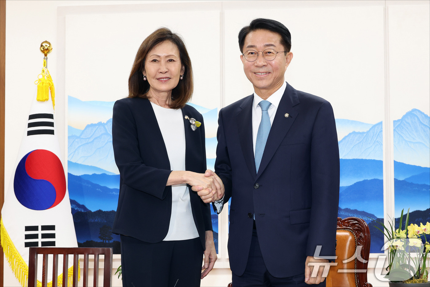 (서울=뉴스1) 국회사진기자단 = 조정식 국회의장과 미셸 스틸 주한미국대사가 21일 오후 서울 여의도 국회에서 열린 접견에서 기념촬영을 하고 있다. 2026.8.21/뉴스1