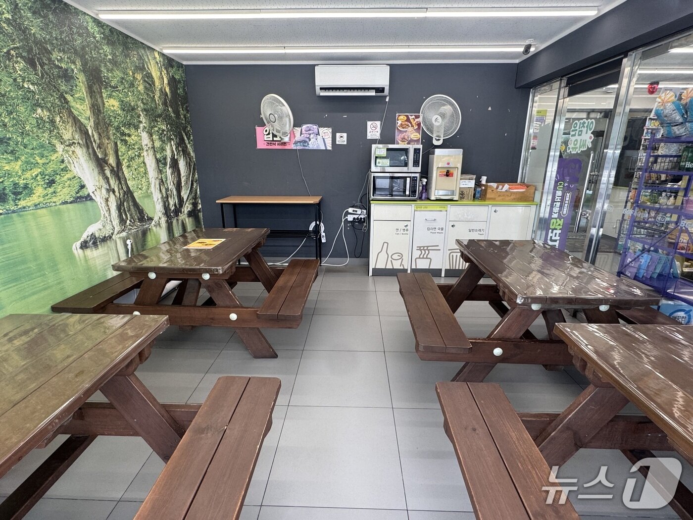 본문 이미지 - 21일 울산 북구 신천동의 한 편의점에 마련된 무더위쉼터. 2026.08.21.ⓒ 뉴스1 김세은 기자