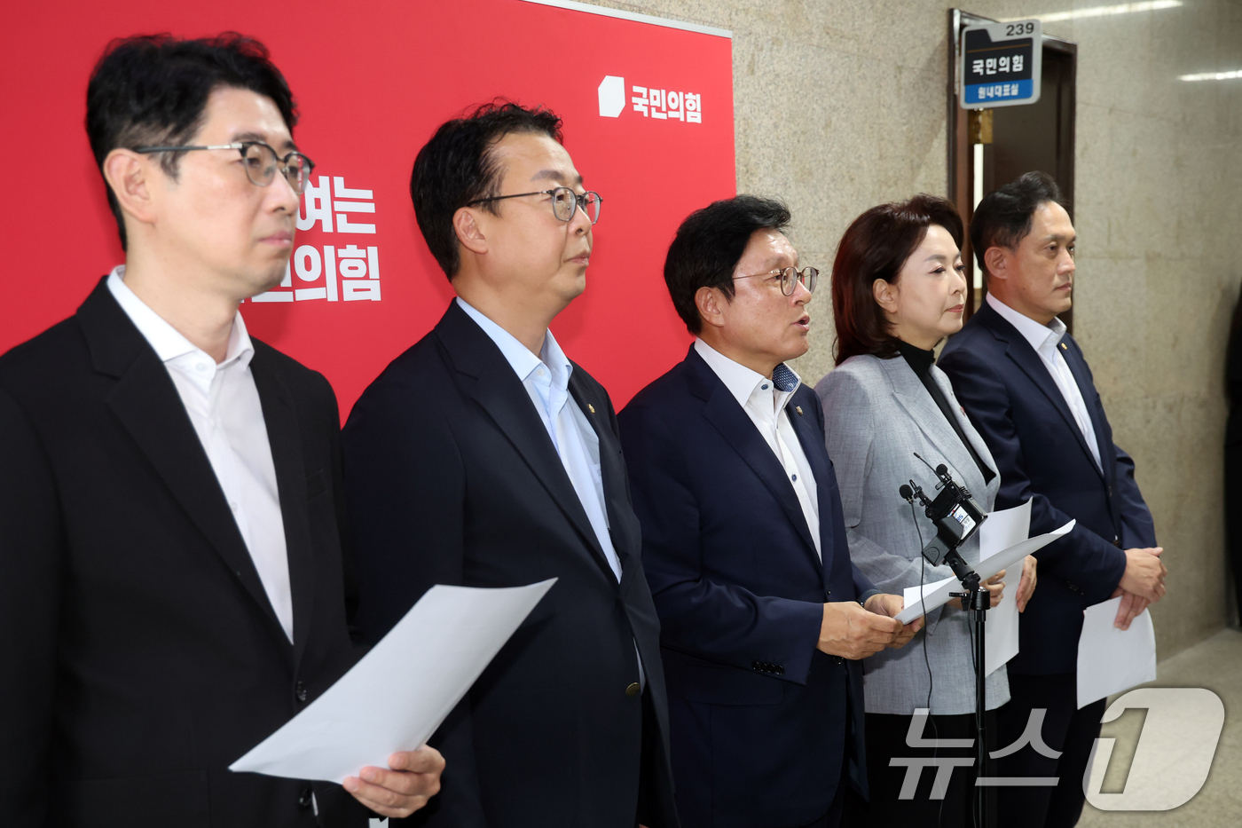 （서울=뉴스1) 황기선 기자 = 국민의힘 박형수 법제사법위원회 간사와 소속 의원들이 21일 오후 서울 여의도 국회에서 더불어민주당의 조희대 대법원장과 노경필 법원행정처장에 대한 증 …