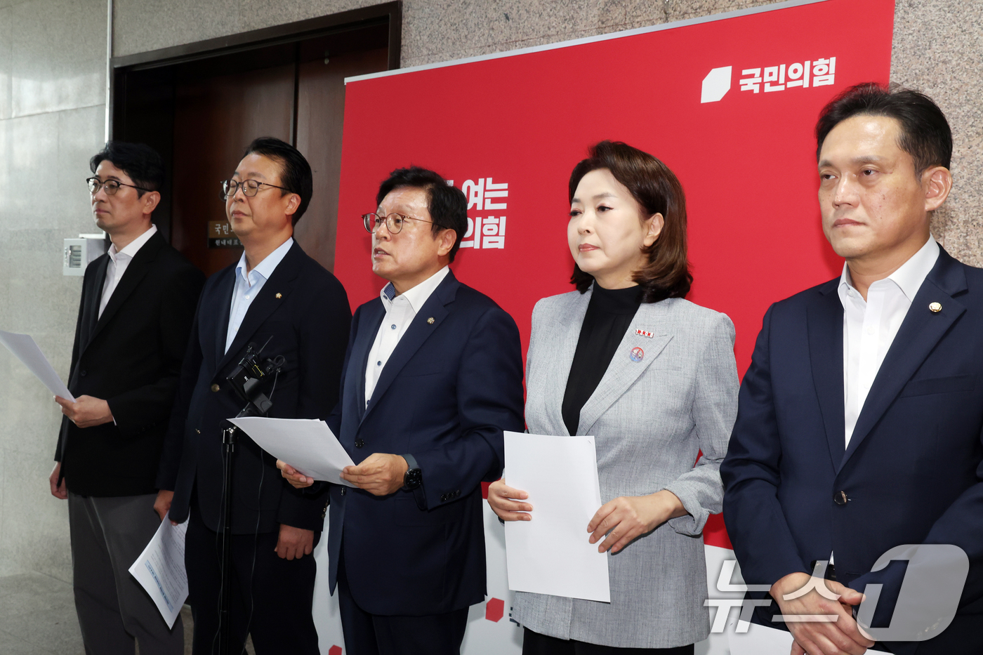 （서울=뉴스1) 황기선 기자 = 국민의힘 박형수 법제사법위원회 간사와 소속 의원들이 21일 오후 서울 여의도 국회에서 더불어민주당의 조희대 대법원장과 노경필 법원행정처장에 대한 증 …
