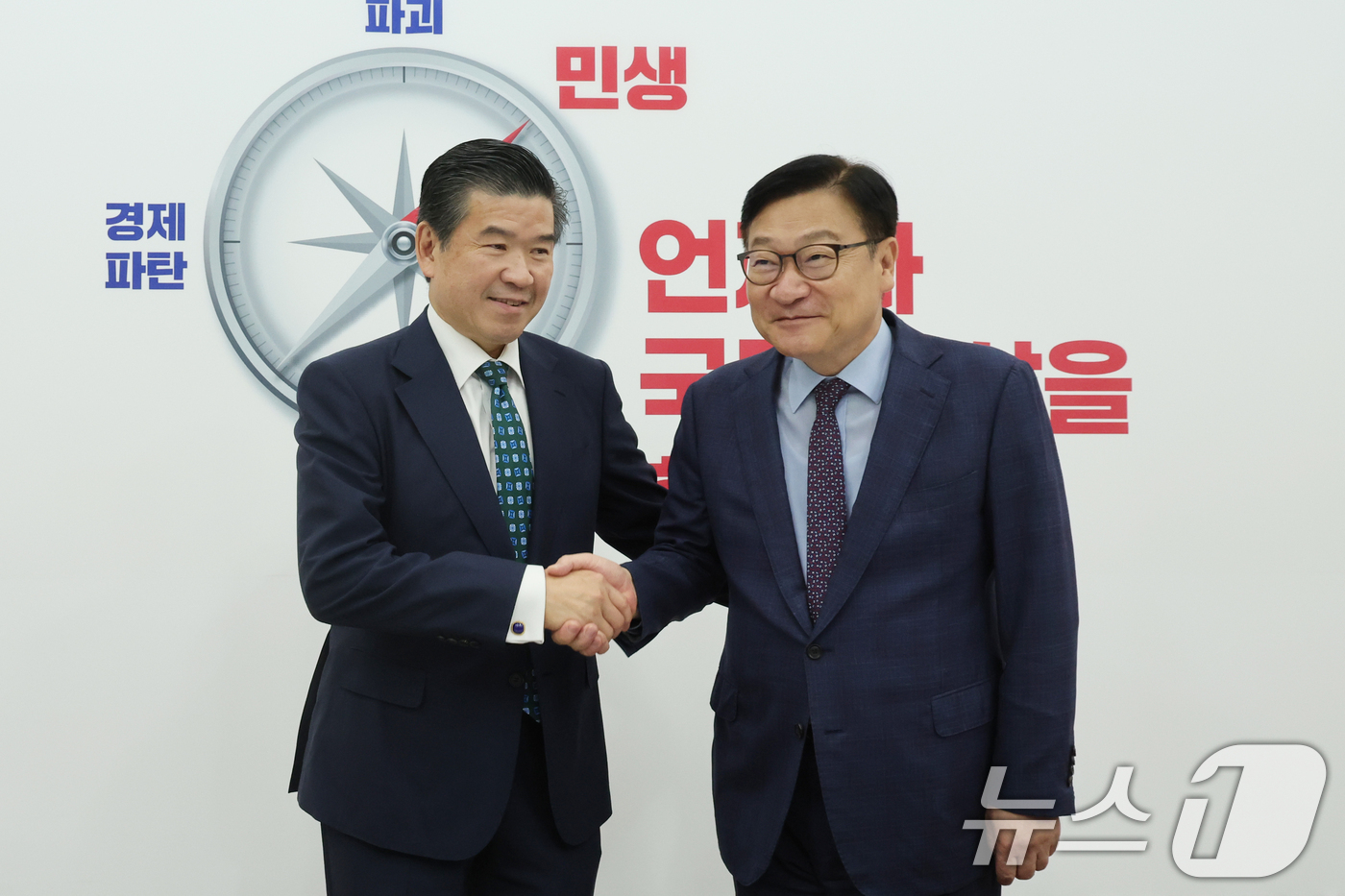 （서울=뉴스1) 황기선 기자 = 정점식 국민의힘 원내대표와 제임스 김 주한미국상공회의소(AMCHAM·암참) 회장 21일 오후 서울 여의도 국회에서 악수를 나누고 있다.  2026. …
