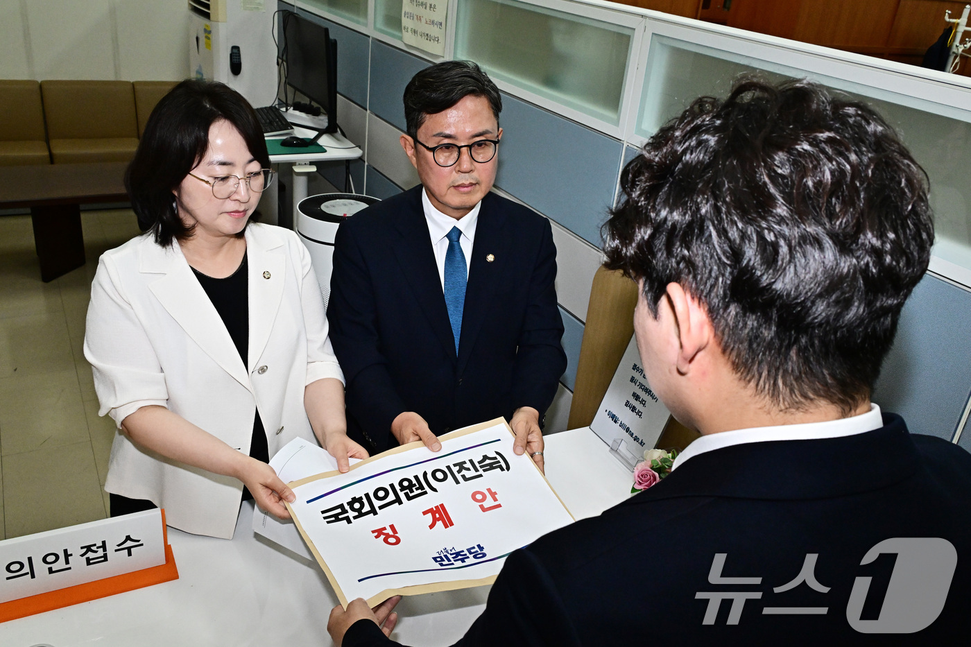 (서울=뉴스1) 신웅수 기자 = 이주희 더불어민주당 원내대변인과 전남광주통합특별시당위원장인 안도걸 의원이 21일 서울 여의도 국회 의안과에 이진숙 국민의힘 의원 징계안을 제출하고 …
