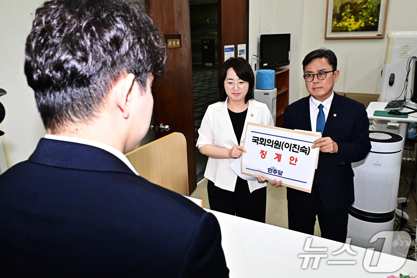 (서울=뉴스1) 신웅수 기자 = 이주희 더불어민주당 원내대변인과 전남광주통합특별시당위원장인 안도걸 의원이 21일 서울 여의도 국회 의안과에 이진숙 국민의힘 의원 징계안을 제출하고 …