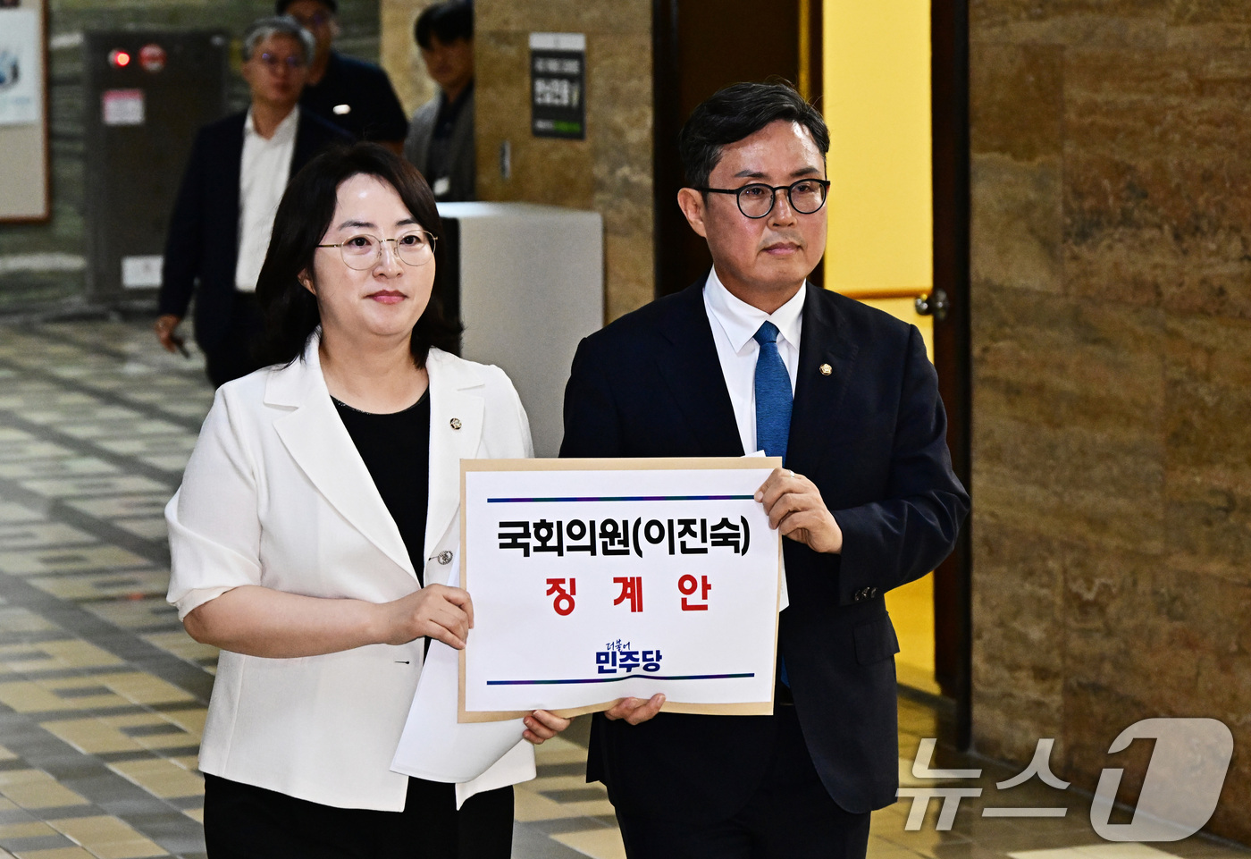 (서울=뉴스1) 신웅수 기자 = 이주희 더불어민주당 원내대변인과 전남광주통합특별시당위원장인 안도걸 의원이 21일 서울 여의도 국회 의안과에 이진숙 국민의힘 의원 징계안을 제출하고 …
