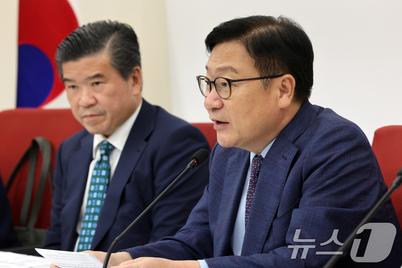 （서울=뉴스1) 황기선 기자 = 정점식 국민의힘 원내대표가 21일 오후 서울 여의도 국회에서 제임스 김 주한미국상공회의소(AMCHAM·암참) 회장을 접견하고 있다.  2026.8. …