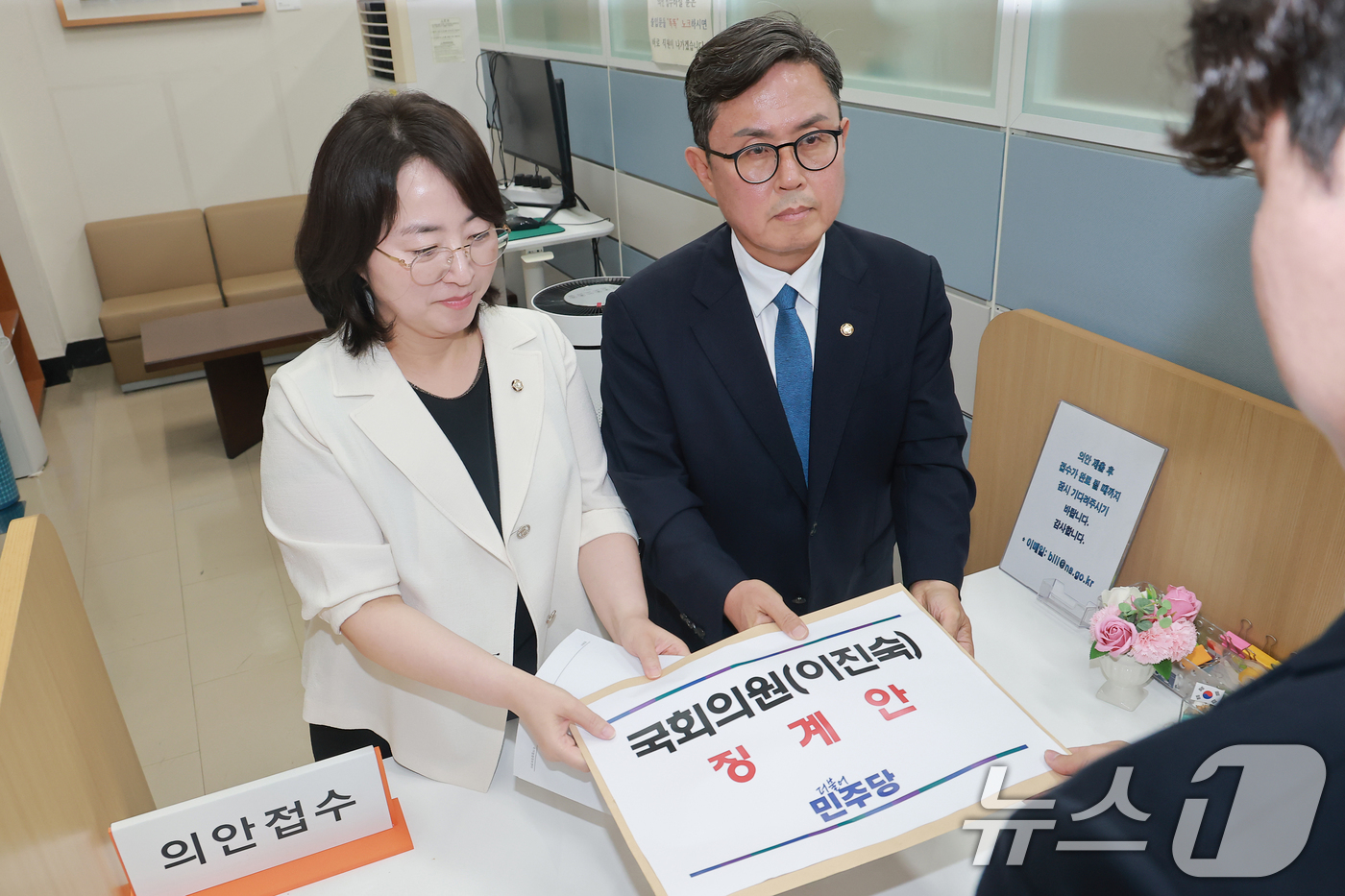 (서울=뉴스1) 신웅수 기자 = 이주희 더불어민주당 원내대변인과 전남광주통합특별시당위원장인 안도걸 의원이 21일 서울 여의도 국회 의안과에 이진숙 국민의힘 의원 징계안을 제출하고 …
