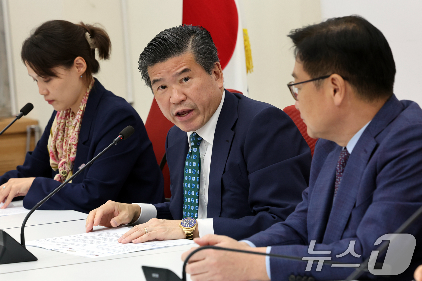 （서울=뉴스1) 황기선 기자 = 제임스 김 주한미국상공회의소(AMCHAM·암참) 회장이 21일 오후 서울 여의도 국회에서 정점식 국민의힘 원내대표를 만나 인사말을 하고 있다.  2 …
