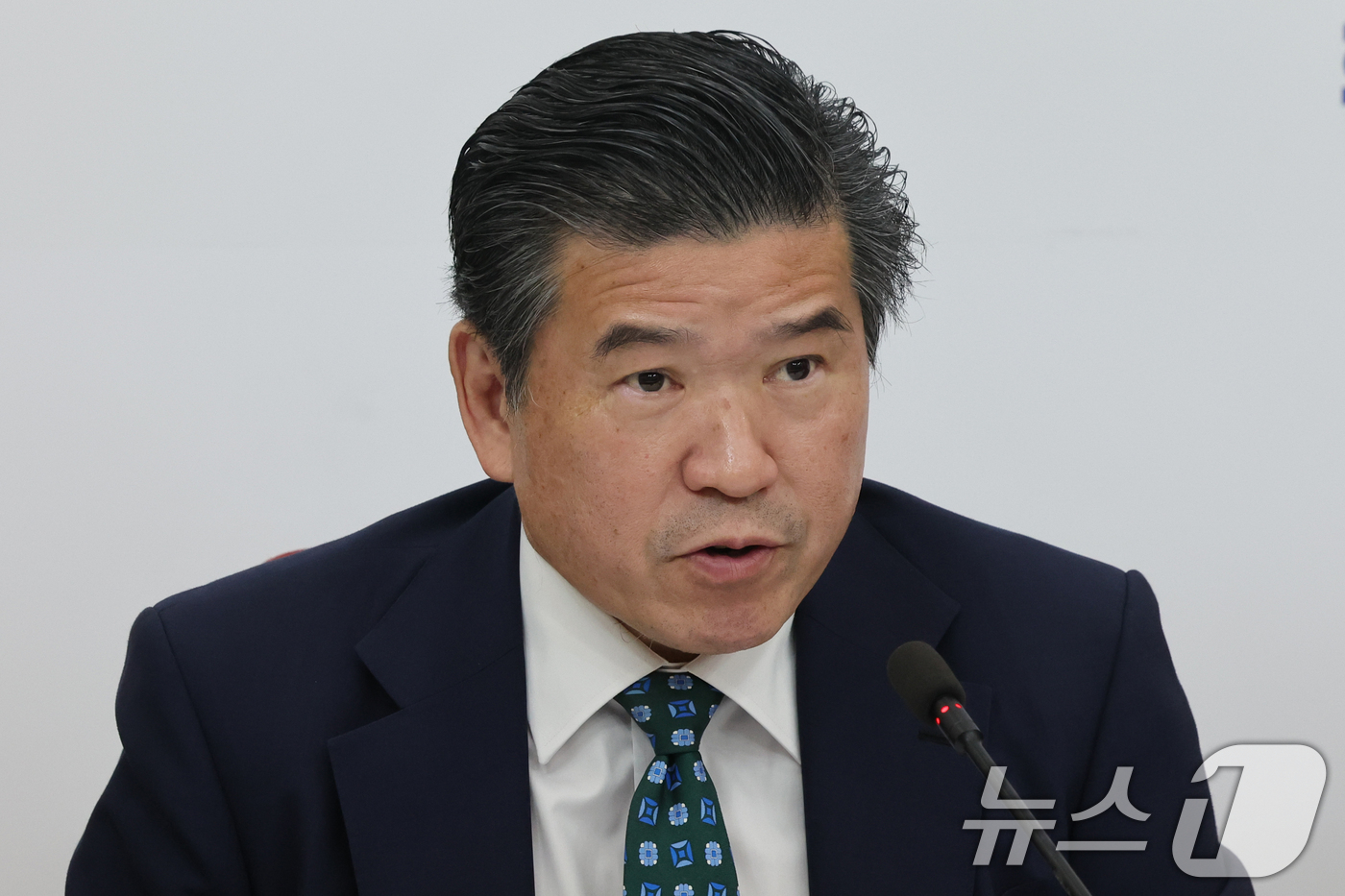 （서울=뉴스1) 황기선 기자 = 제임스 김 주한미국상공회의소(AMCHAM·암참) 회장이 21일 오후 서울 여의도 국회에서 정점식 국민의힘 원내대표를 만나 인사말을 하고 있다.  2 …