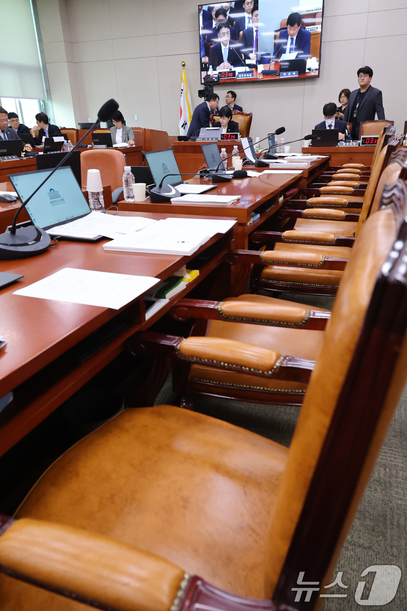 (서울=뉴스1) 신웅수 기자 = 21일 서울 여의도 국회에서 열린 법제사법위원회 전체회의에서 국민의힘 의원들의 자리가 비어 있다.이날 법사위는 조희대 대법원장에 대한 오는 31일 …