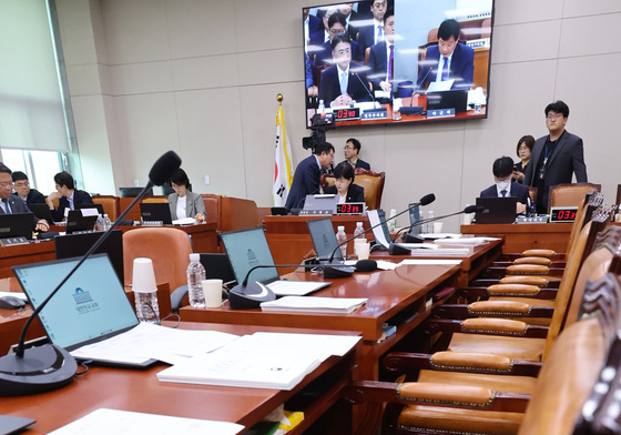 국민의힘 퇴장 속 진행되는 법사위