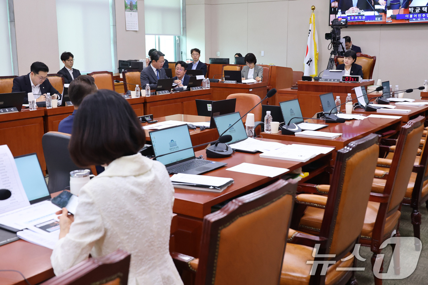 (서울=뉴스1) 신웅수 기자 = 21일 서울 여의도 국회에서 열린 법제사법위원회 전체회의에서 국민의힘 의원들의 자리가 비어 있다.이날 법사위는 조희대 대법원장에 대한 오는 31일 …
