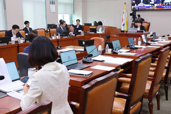 "두통 심해"vs"무책임" 정성호 불출석에 충돌…보완수사권 공방도(종합)