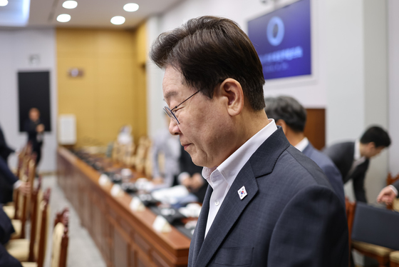 李대통령 "공무원 공금 횡령, 가족회사 수의 계약 믿기 어려워"(종합)