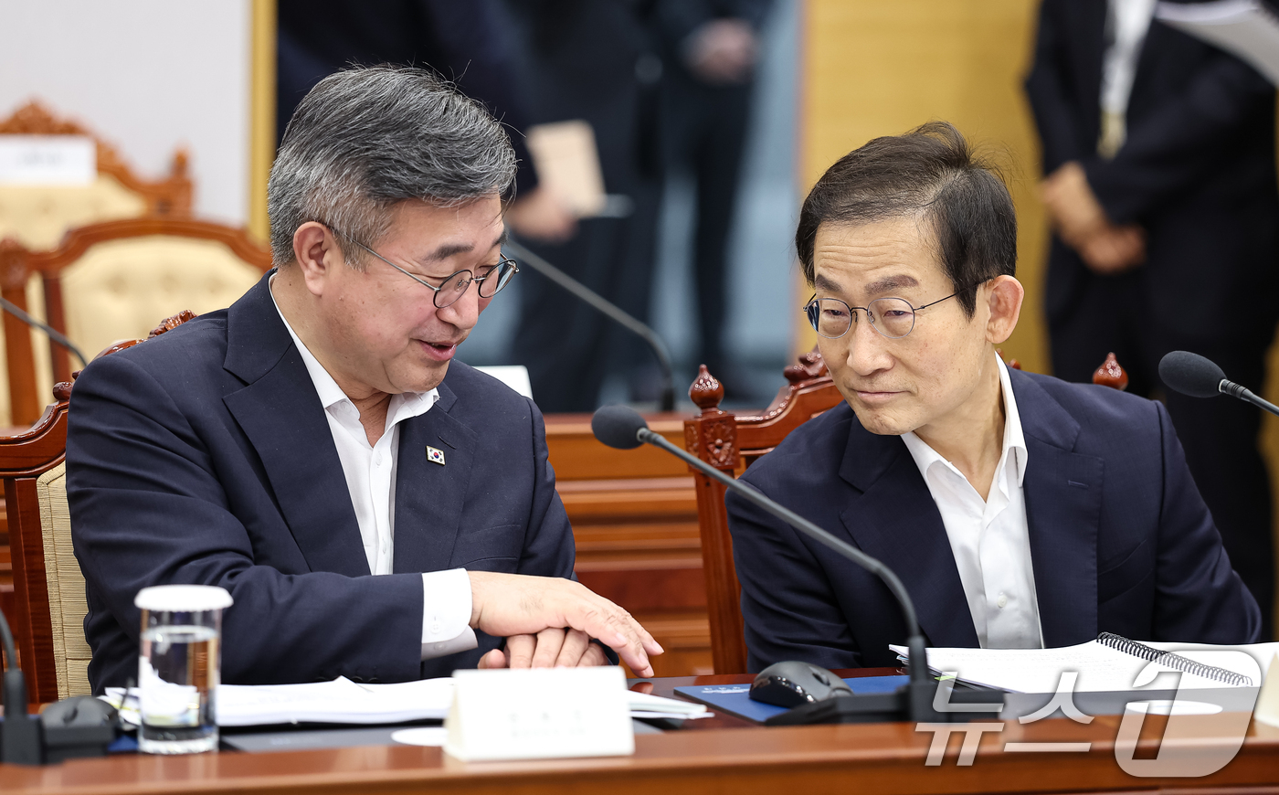 (서울=뉴스1) 이재명 기자 = 윤호중 행정안전부 장관과 김호철 감사원장이 21일 청와대에서 열린 제1차 반부패정책협의회에서 대화를 하고 있다. 2026.8.21/뉴스1