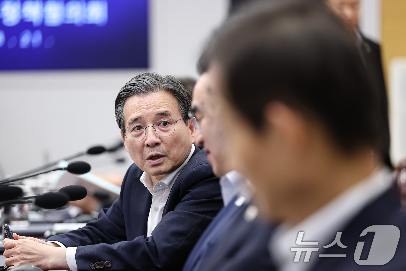 (서울=뉴스1) 이재명 기자 = 김용범 정책실장과 박홍근 기획예산처 장관이 21일 청와대에서 열린 제1차 반부패정책협의회에서 대화를 하고 있다. 2026.8.21/뉴스1