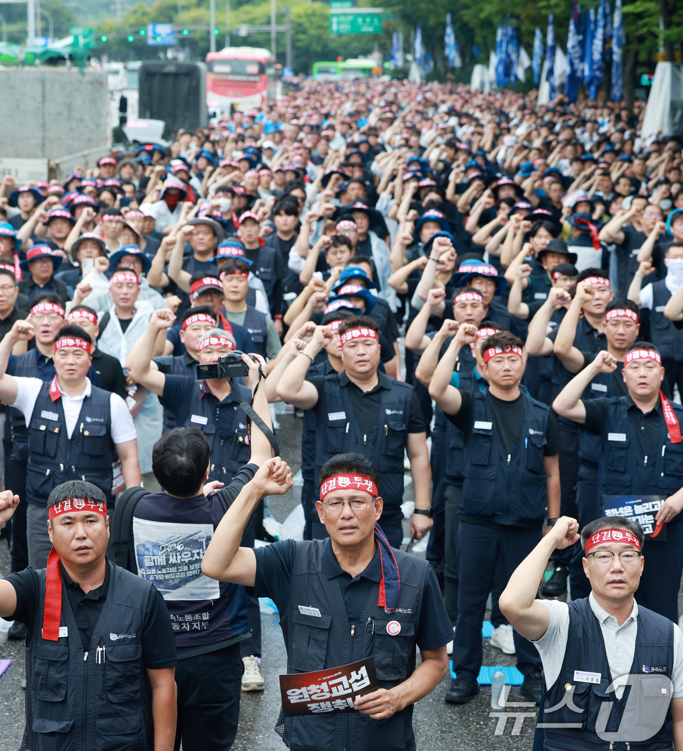 (서울=뉴스1) 이호윤 기자 = 현대자동차 노동조합이 올해 임금협상에서 상여금 50% 인상, 해고자 복직, 정년 연장 등 3대 쟁점 사항을 두고 사측과 이견을 좁히지 못하자 전면 …