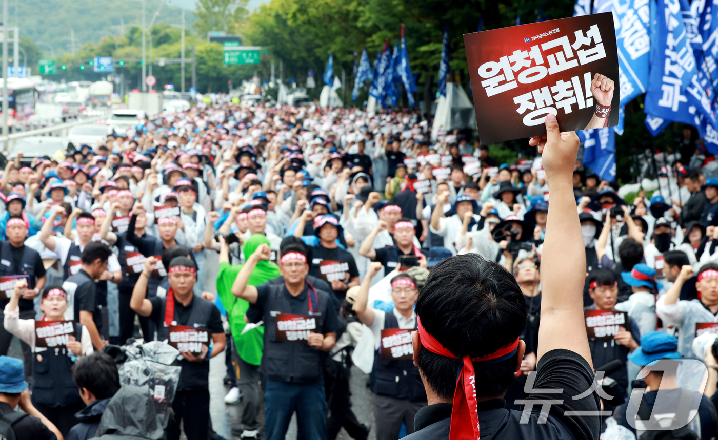 (서울=뉴스1) 이호윤 기자 = 현대자동차 노동조합이 올해 임금협상에서 상여금 50% 인상, 해고자 복직, 정년 연장 등 3대 쟁점 사항을 두고 사측과 이견을 좁히지 못하자 전면 …