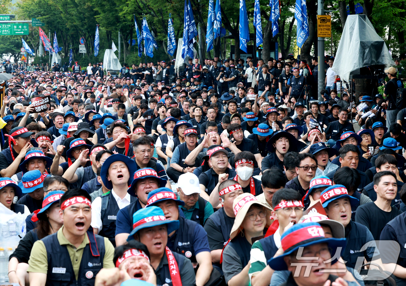 (서울=뉴스1) 이호윤 기자 = 현대자동차 노동조합이 올해 임금협상에서 상여금 50% 인상, 해고자 복직, 정년 연장 등 3대 쟁점 사항을 두고 사측과 이견을 좁히지 못하자 전면 …