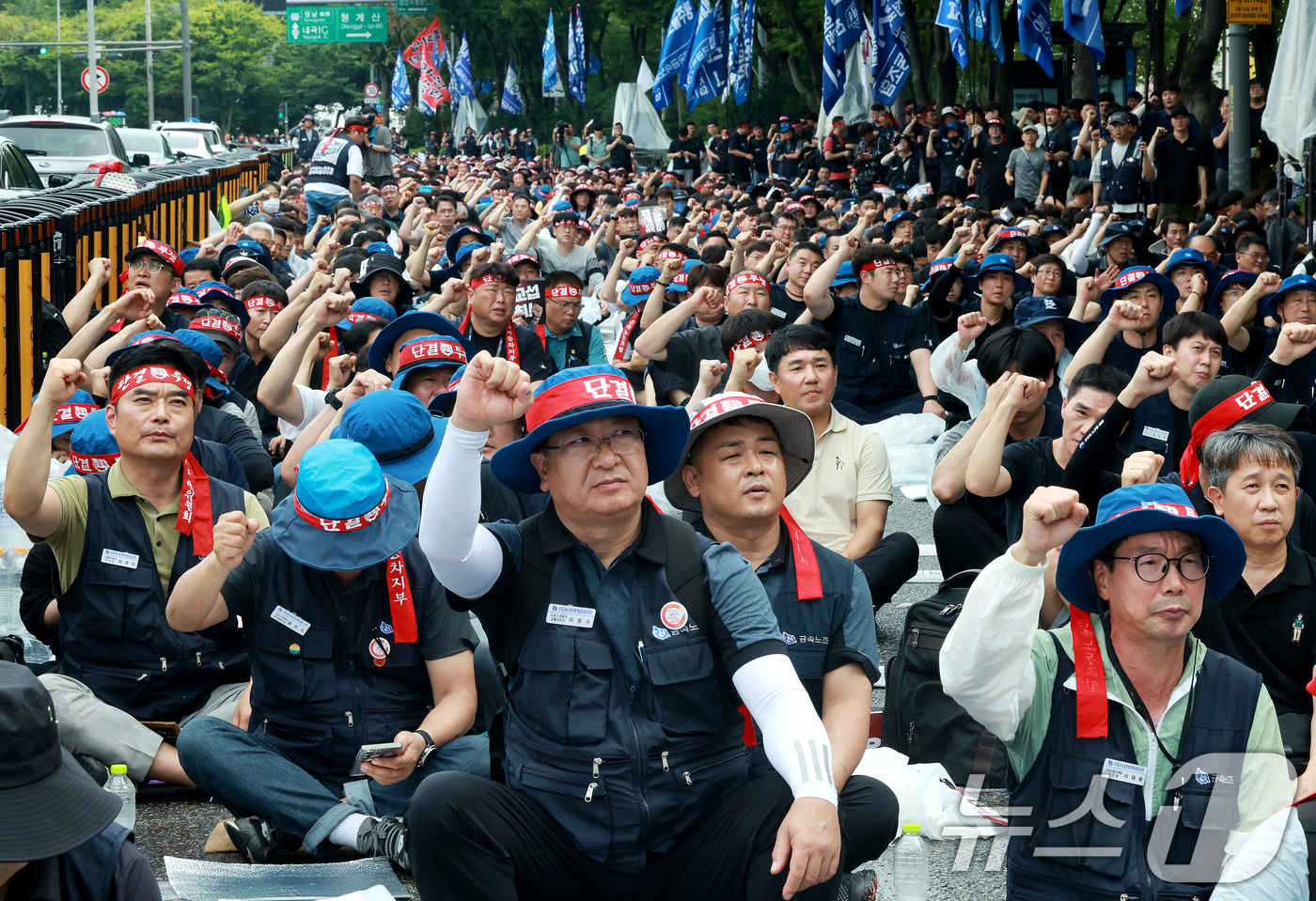 (서울=뉴스1) 이호윤 기자 = 현대자동차 노동조합이 올해 임금협상에서 상여금 50% 인상, 해고자 복직, 정년 연장 등 3대 쟁점 사항을 두고 사측과 이견을 좁히지 못하자 전면 …