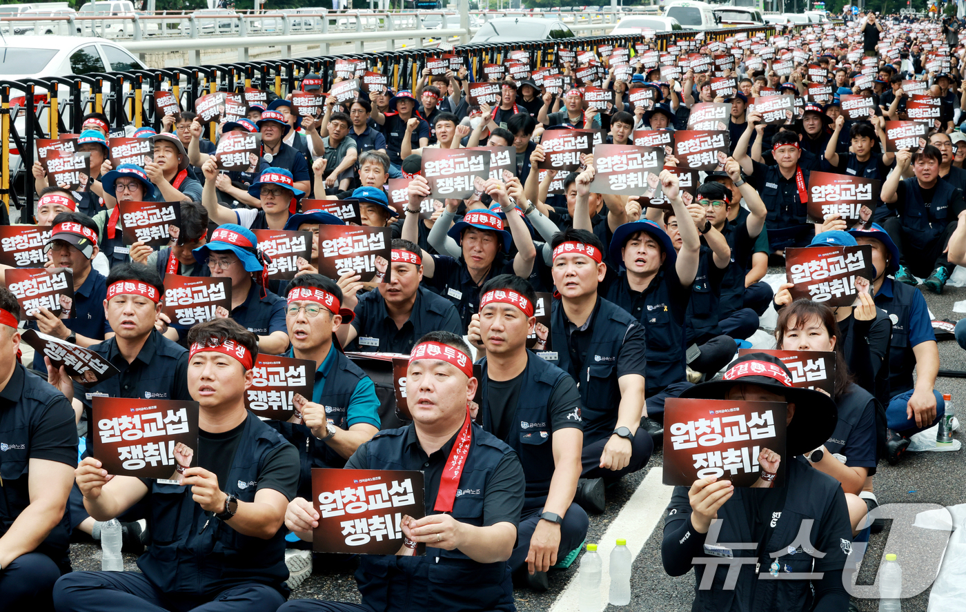 (서울=뉴스1) 이호윤 기자 = 현대자동차 노동조합이 올해 임금협상에서 상여금 50% 인상, 해고자 복직, 정년 연장 등 3대 쟁점 사항을 두고 사측과 이견을 좁히지 못하자 전면 …