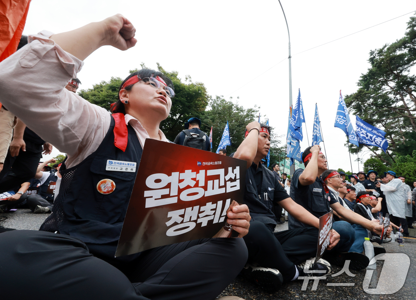 (서울=뉴스1) 이호윤 기자 = 현대자동차 노동조합이 올해 임금협상에서 상여금 50% 인상, 해고자 복직, 정년 연장 등 3대 쟁점 사항을 두고 사측과 이견을 좁히지 못하자 전면 …