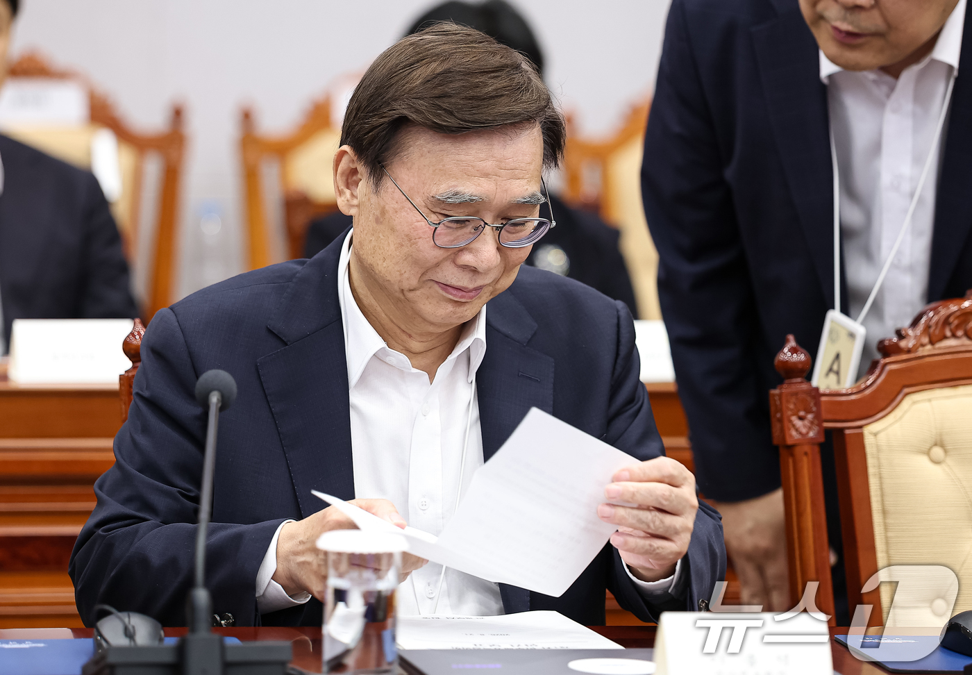 (서울=뉴스1) 이재명 기자 = 이종석 국정원장이 21일 청와대에서 열린 제1차 반부패정책협의회에서 자료를 살펴보고 있다. 2026.8.21/뉴스1