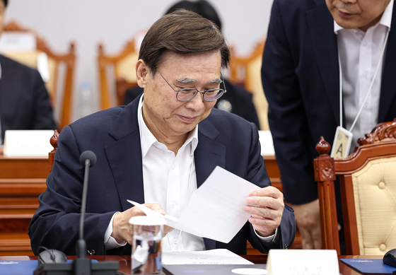 자료 살펴보는 이종석 국정원장