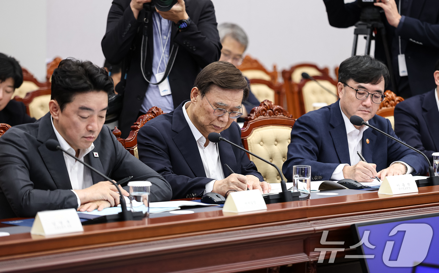 (서울=뉴스1) 이재명 기자 = 이종석 국정원장이(가운데) 21일 청와대에서 열린 제1차 반부패정책협의회에서 이재명 대통령의 발언을 듣고 있다. 2026.8.21/뉴스1