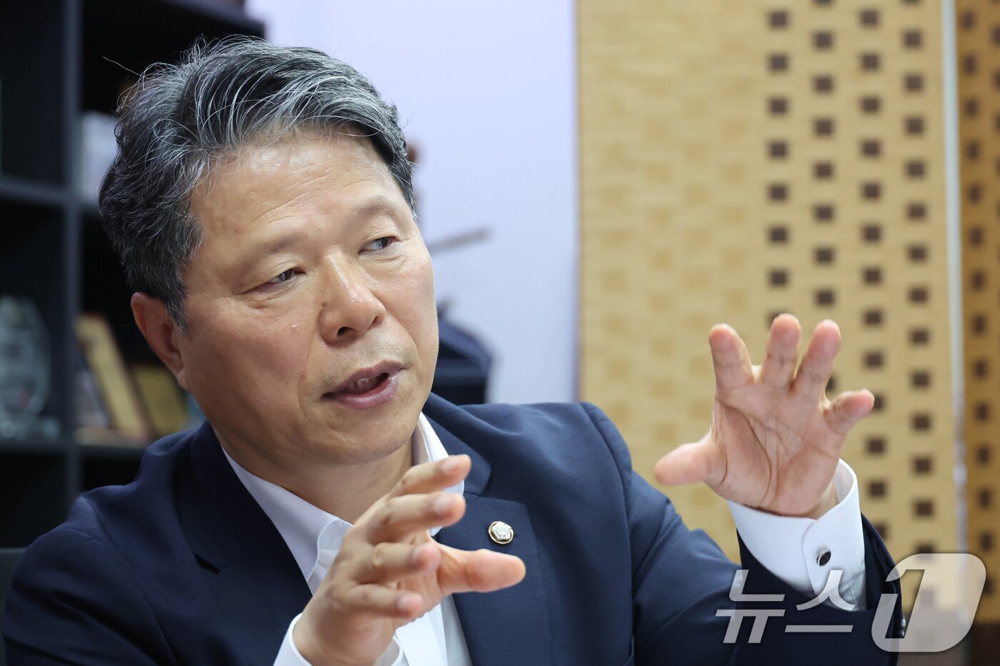본문 이미지 - 국회 보건복지위원회 더불어민주당 간사인 서영석 의원은  21일 뉴스1과 인터뷰에서 통합돌봄과 관련 "통합돌봄은 복지 패러다임을 바꾸는 일로 찔끔찔끔 투자해서 해결할 수 없다"며 "복지위에서는 내년도 예산이 최소 3000억 원 이상은 돼야 한다고 주장한다"고 말했다.ⓒ 뉴스1 신웅수 기자