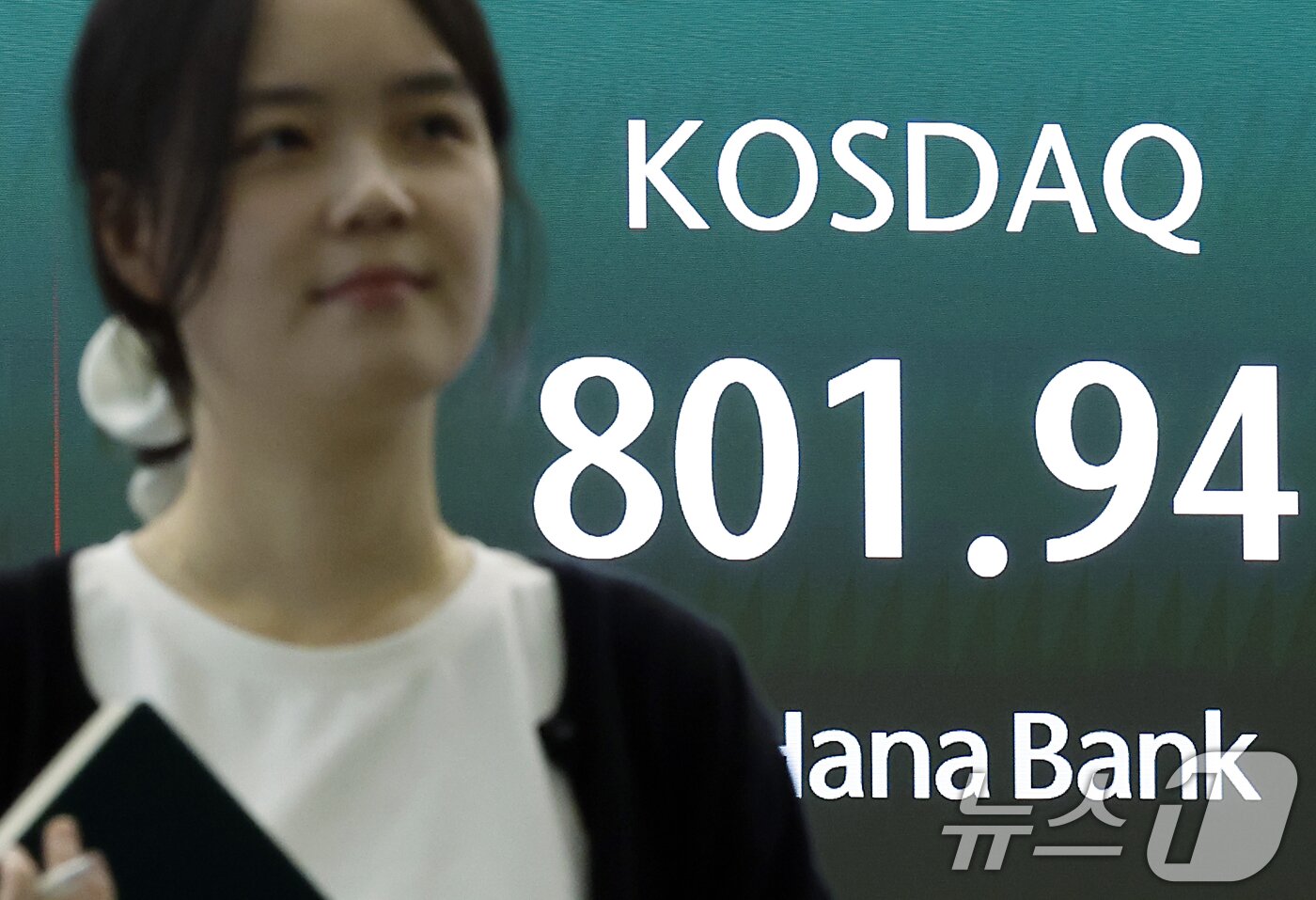 본문 이미지 - 21일 오후 서울시 중구 하나은행 본점 딜링룸 전광판에 코스닥 등 종가가 표시되고 있다. 이날 코스피는 전 거래일 대비 60.37p(0.88%) 오른 6912.95, 코스닥은 38.95p(4.63%) 내린 801.94, 서울외환시장에서 달러·원 환율은 전일 오후 3시 30분 주간 종가보다 6.1원 내린 1386.5원을 기록했다. 2026.8.21 ⓒ 뉴스1 박정호 기자