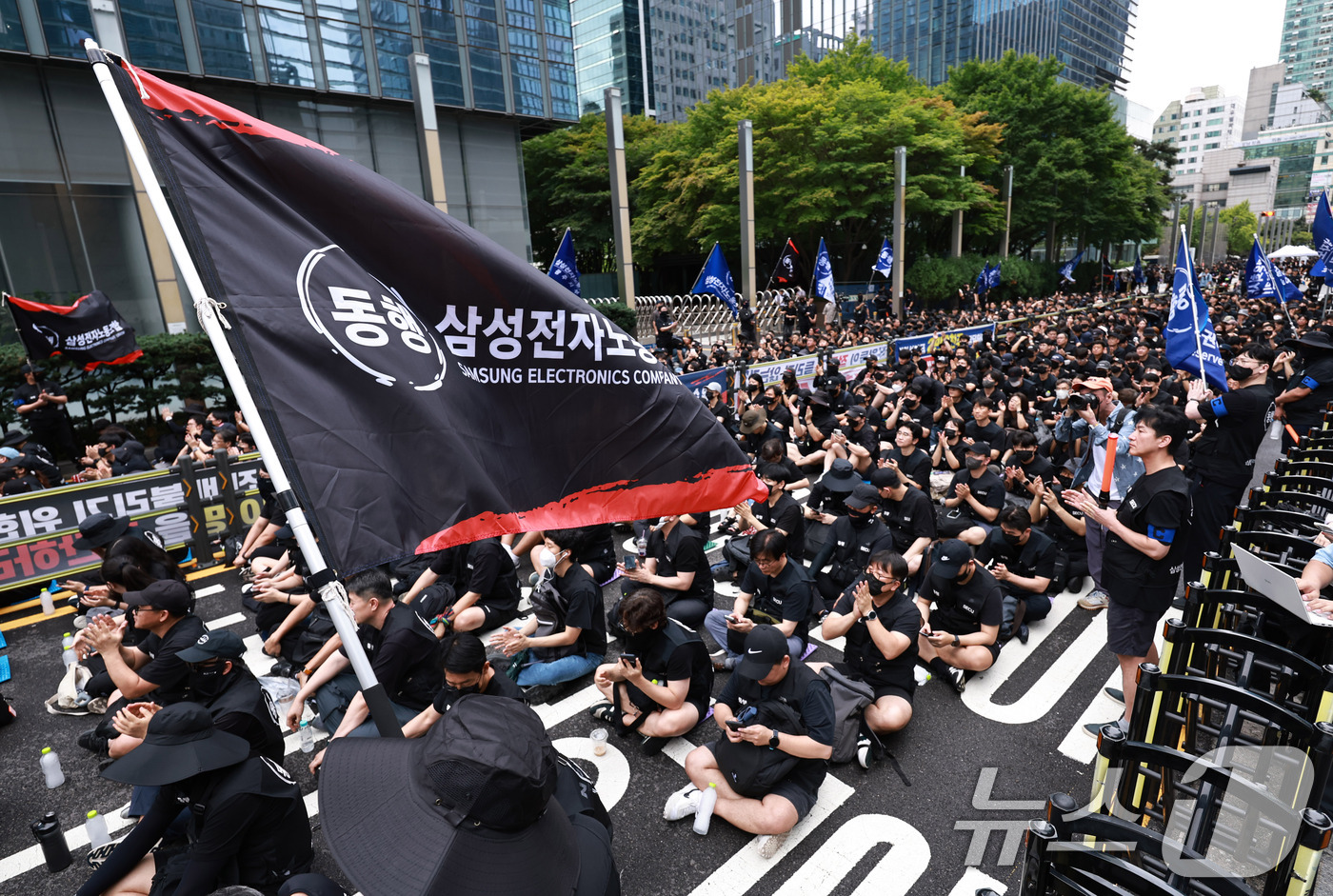 (서울=뉴스1) 구윤성 기자 = 삼성전자 DX 부문 동행노조 조합원들이 21일 서울 삼성 서초사옥 인근에서 집회를 열고, 'DS부문과 보상격차 해소' 등을 요구하고 있다. 2026 …