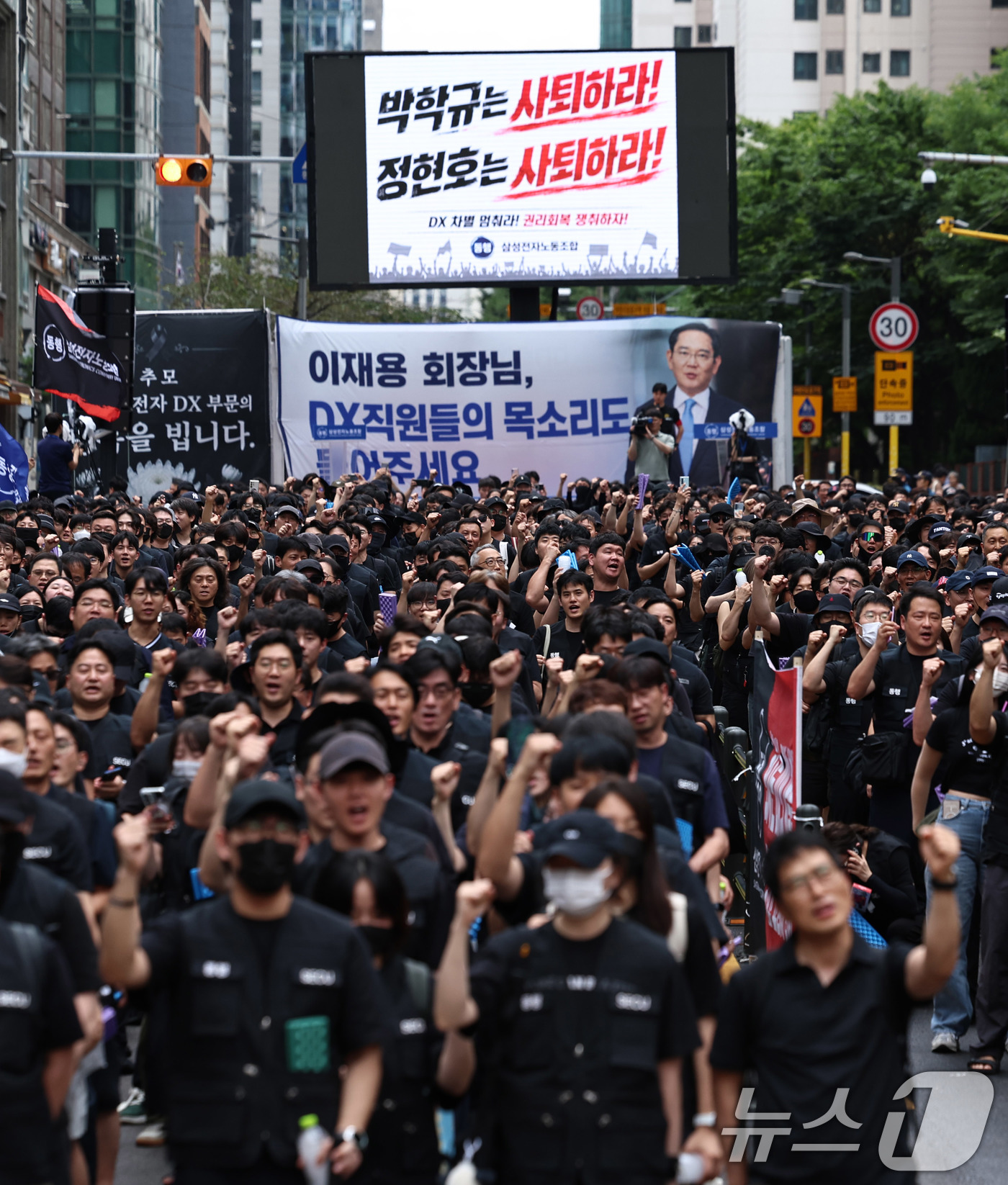 (서울=뉴스1) 구윤성 기자 = 삼성전자 DX 부문 동행노조 조합원들이 21일 서울 삼성 서초사옥 인근에서 열린 'DS부문과 보상격차 해소 요구 집회'에서 구호를 외치고 있다. …