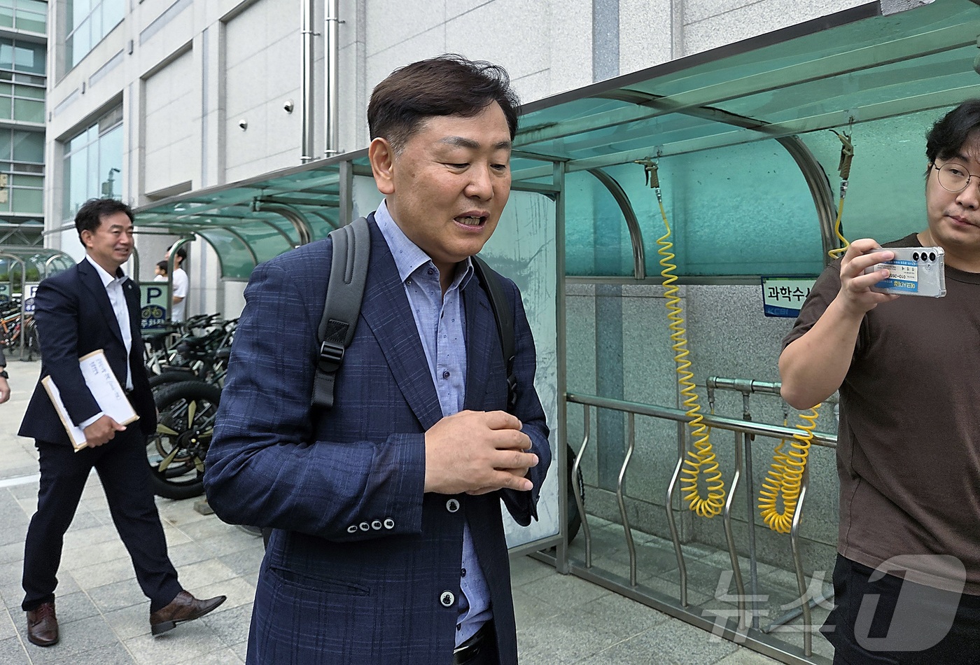 (전주=뉴스1) 장수인 기자 = 김관영 전 전북도지사가 21일 전북경찰청에서 1시간 30분 가량 경찰 조사를 받고 나와 취재진 질문에 답하고 있다. 2026.8.21/뉴스1