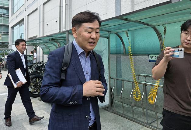 경찰, 허위사실 유포 혐의 김관영 전 전북지사 소환…혐의 부인(종합)
