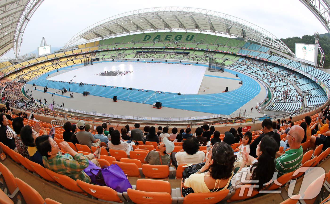 (대구=뉴스1) 공정식 기자 = 21일 오후 대구 수성구 대구스타디움을 찾은 시민들이 '2026 대구세계마스터즈육상경기대회' 개회식을 관람하고 있다. 2026.8.21/뉴스1