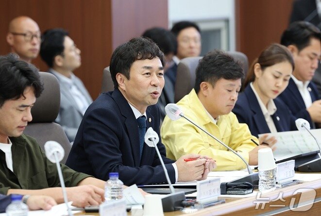 본문 이미지 - 강원 원주시가 21일 오후 원주시의회 모임방에서 '원주시의회 전체 의원 협의회'​를 연 가운데, 문정환 원주시의회 의장이 협의회에서 발언하고 있다. (원주시 제공. 재판매 및 DB금지) 2026.8.21/뉴스1