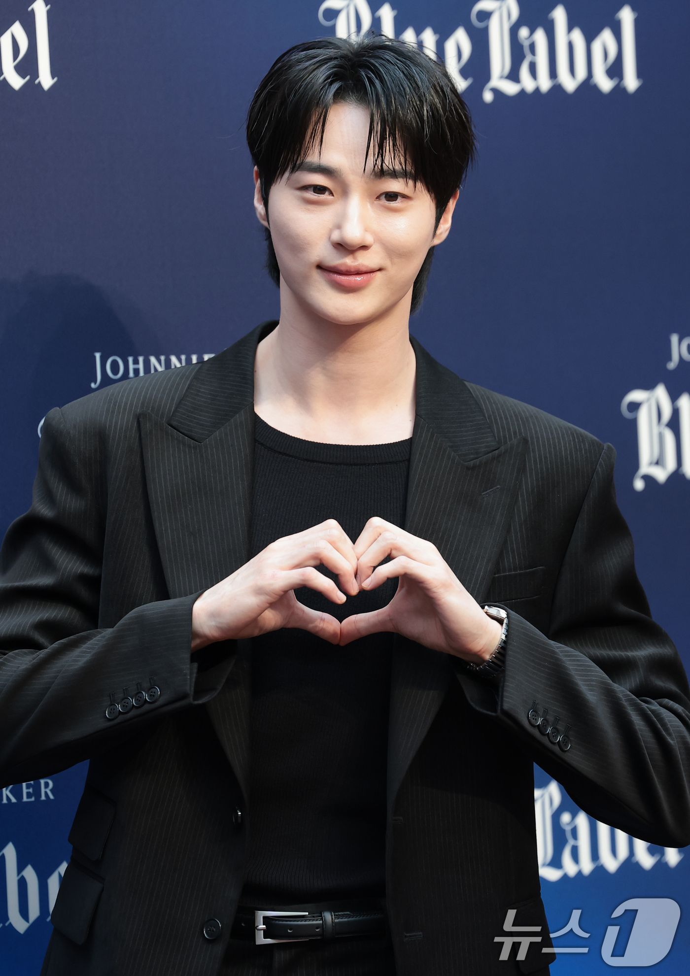 (서울=뉴스1) 권현진 기자 = 배우 변우석이 21일 서울 용산구 한남동 낫배드커피 한남에서 열린 조니워커 ‘더 블루로드:루트 투 석세스’ 팝업 오프닝 행사에 참석해 포즈를 취하고 …