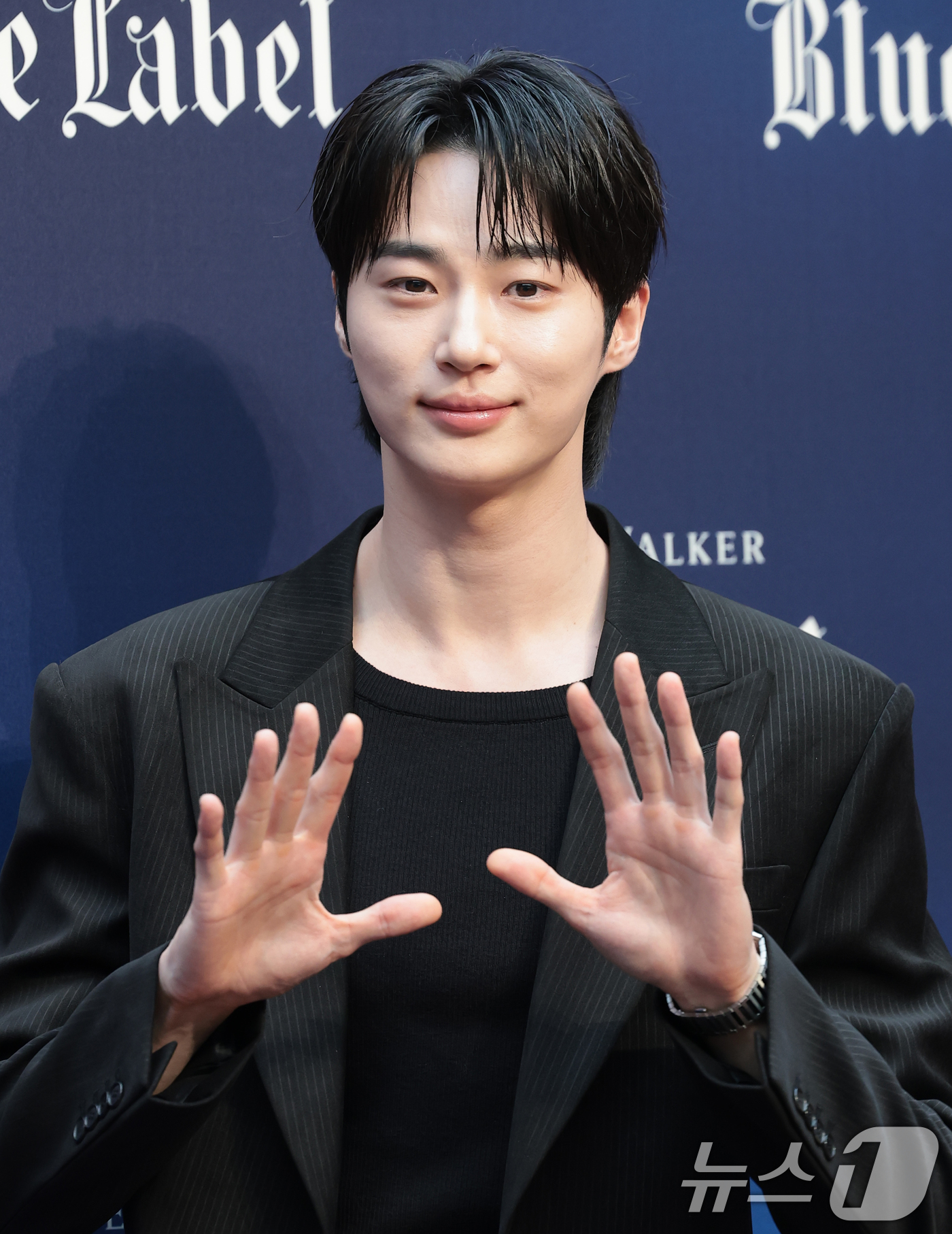 (서울=뉴스1) 권현진 기자 = 배우 변우석이 21일 서울 용산구 한남동 낫배드커피 한남에서 열린 조니워커 ‘더 블루로드:루트 투 석세스’ 팝업 오프닝 행사에 참석해 포즈를 취하고 …