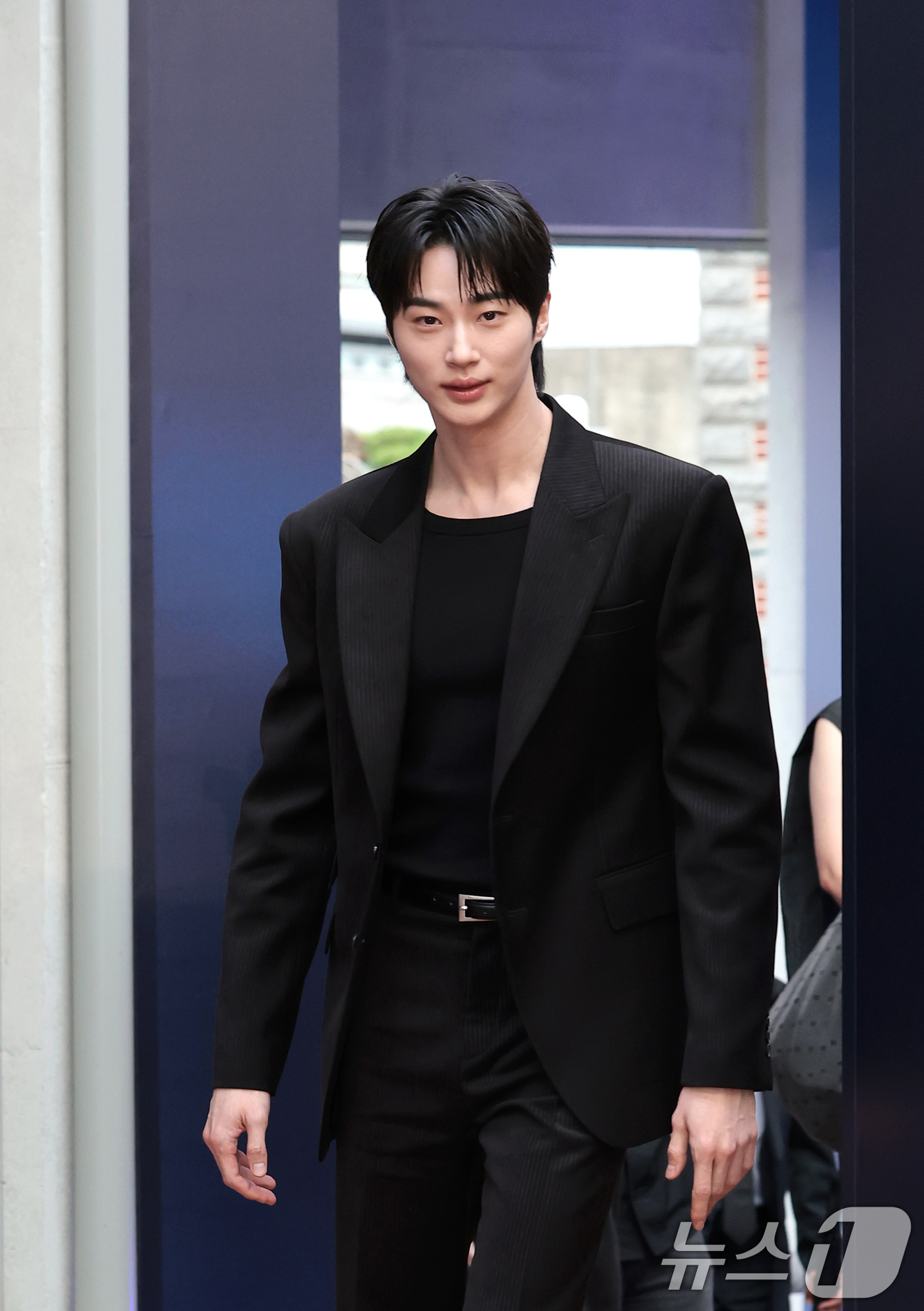 (서울=뉴스1) 권현진 기자 = 배우 변우석이 21일 서울 용산구 한남동 낫배드커피 한남에서 열린 조니워커 ‘더 블루로드:루트 투 석세스’ 팝업 오프닝 행사에 참석하고 있다. 20 …