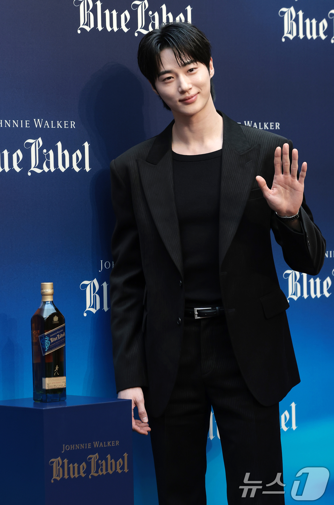 (서울=뉴스1) 권현진 기자 = 배우 변우석이 21일 서울 용산구 한남동 낫배드커피 한남에서 열린 조니워커 ‘더 블루로드:루트 투 석세스’ 팝업 오프닝 행사에 참석해 포즈를 취하고 …