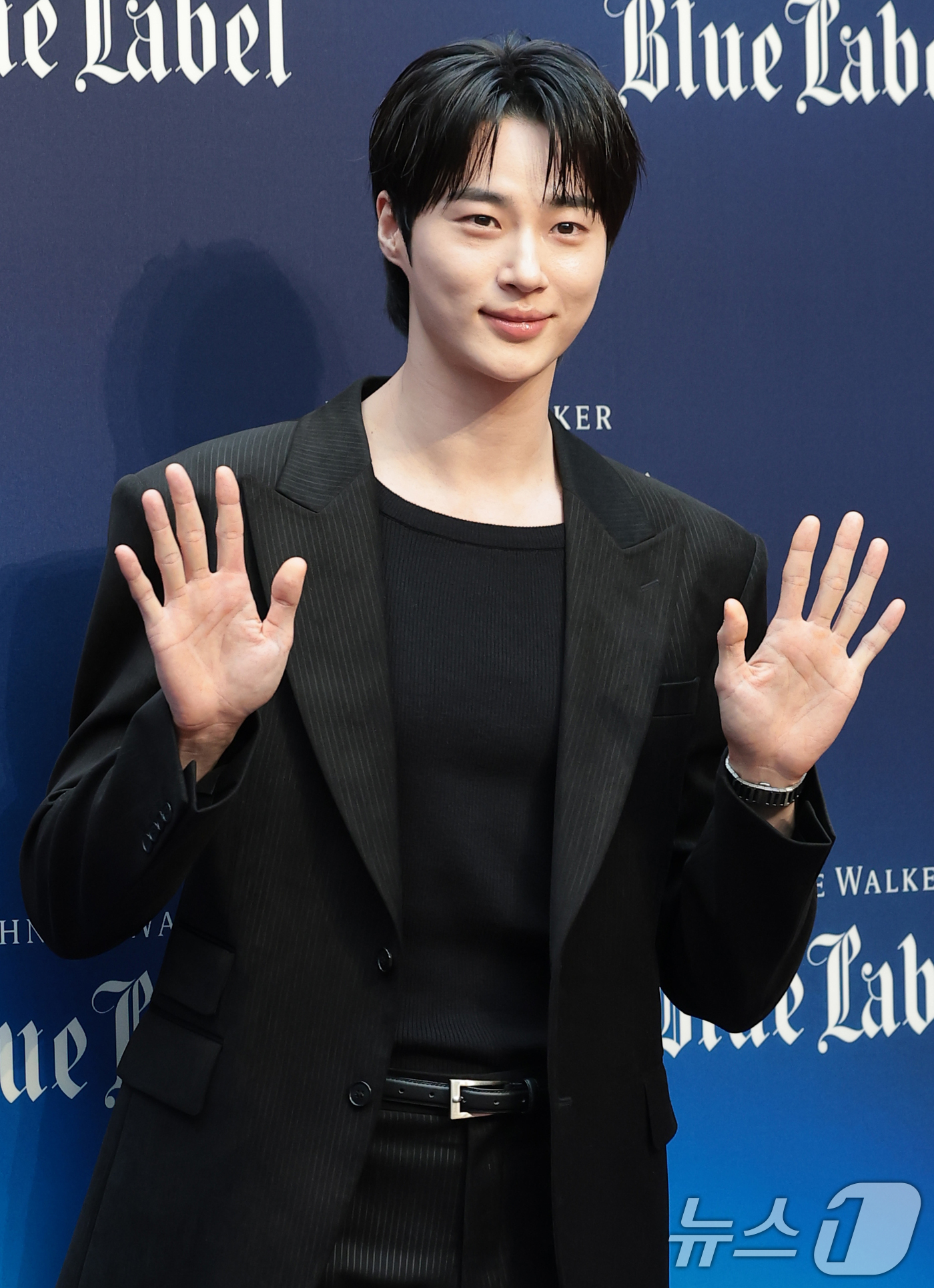 (서울=뉴스1) 권현진 기자 = 배우 변우석이 21일 서울 용산구 한남동 낫배드커피 한남에서 열린 조니워커 ‘더 블루로드:루트 투 석세스’ 팝업 오프닝 행사에 참석해 포즈를 취하고 …